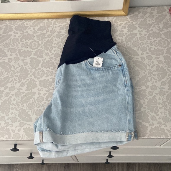 Old Navy Maternity Jean Cut-Off Shorts -5-in inseam
Fern Light Wash Size: 8 - Picture 3 of 4